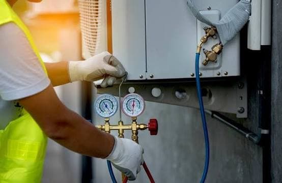 Charge de gaz réfrigérant à l'aide de manomètres sur une unité extérieure